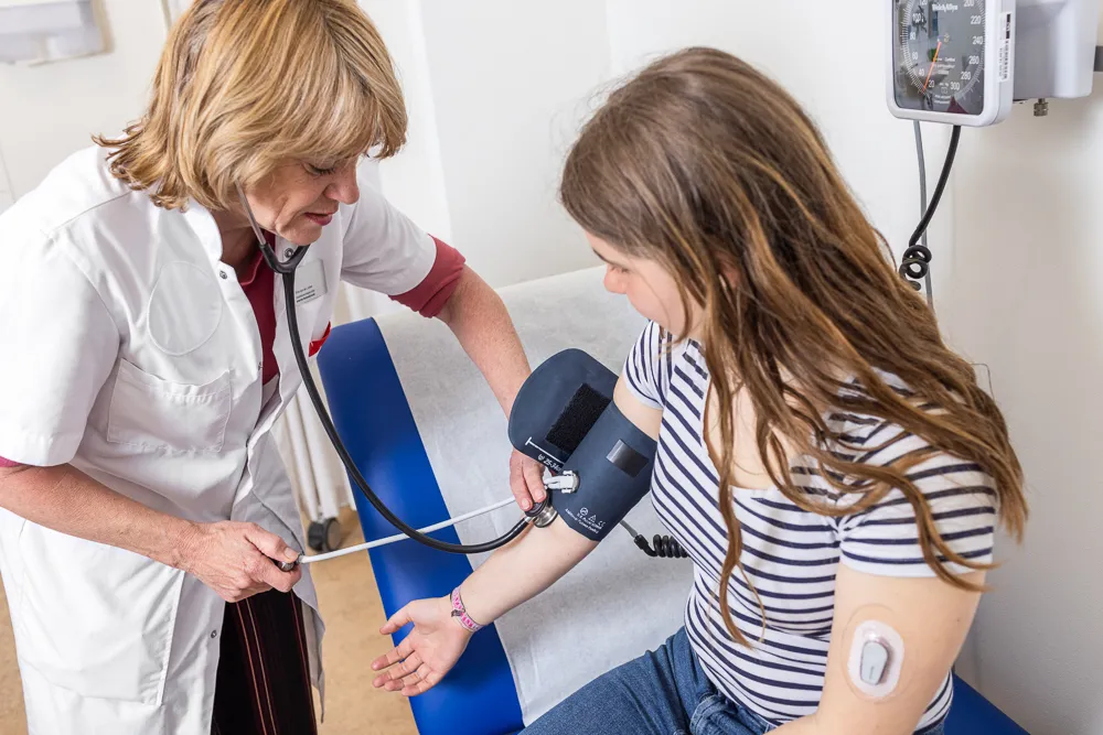 De diabetesverpleegkundige of behandelaar meet je bloeddruk