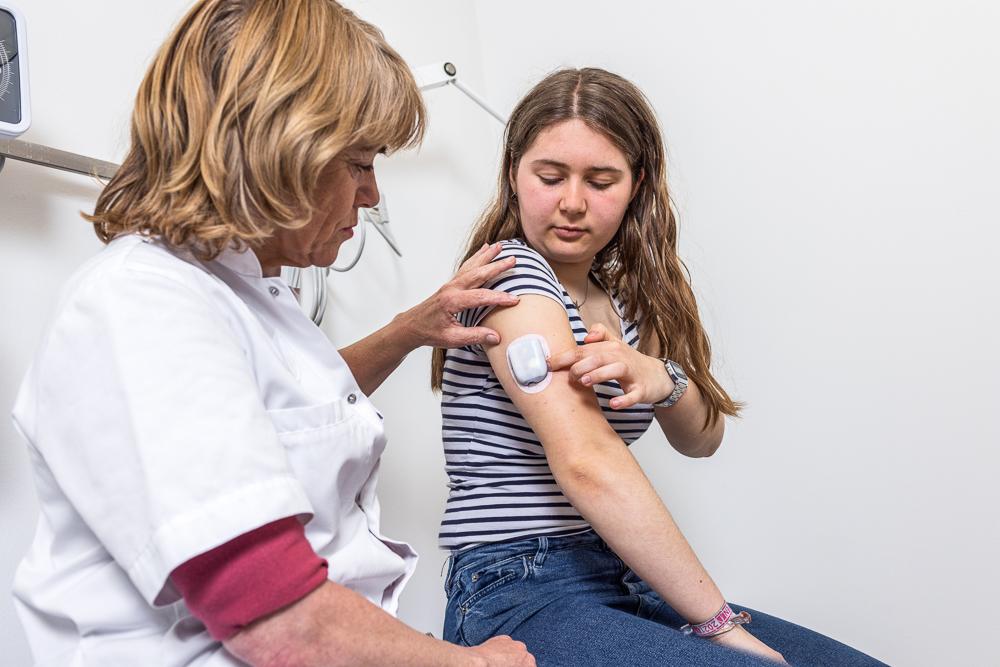 Je behandelaar leert je hoe je om moet gaan met hulpmiddelen zoals de insulinepomp en glucosesensor.