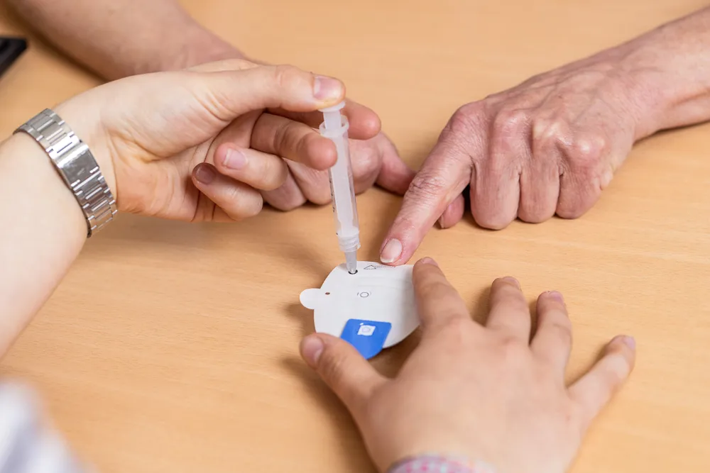 Sommige insulinepompen vul je zelf met insuline via een injectiespuit.