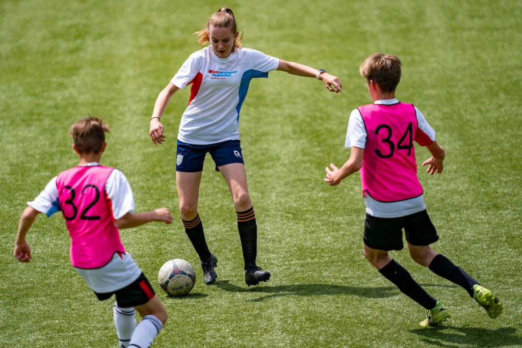 Voetbalclinic op het ONE Festival van Bas van de Goor Foundation