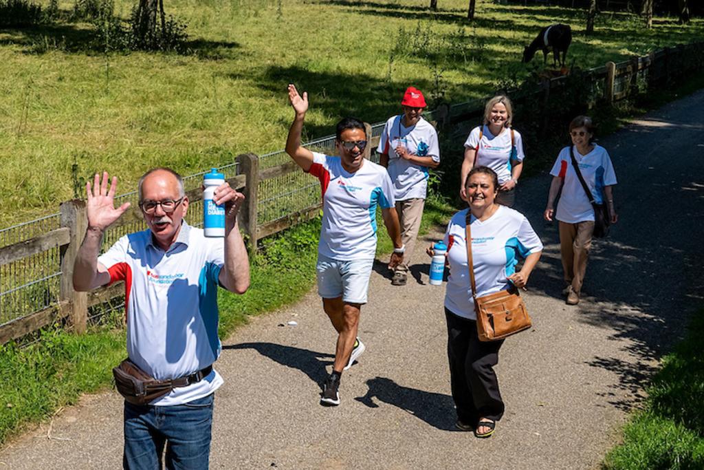 Groep mensen wandelt vrolijk samen buiten