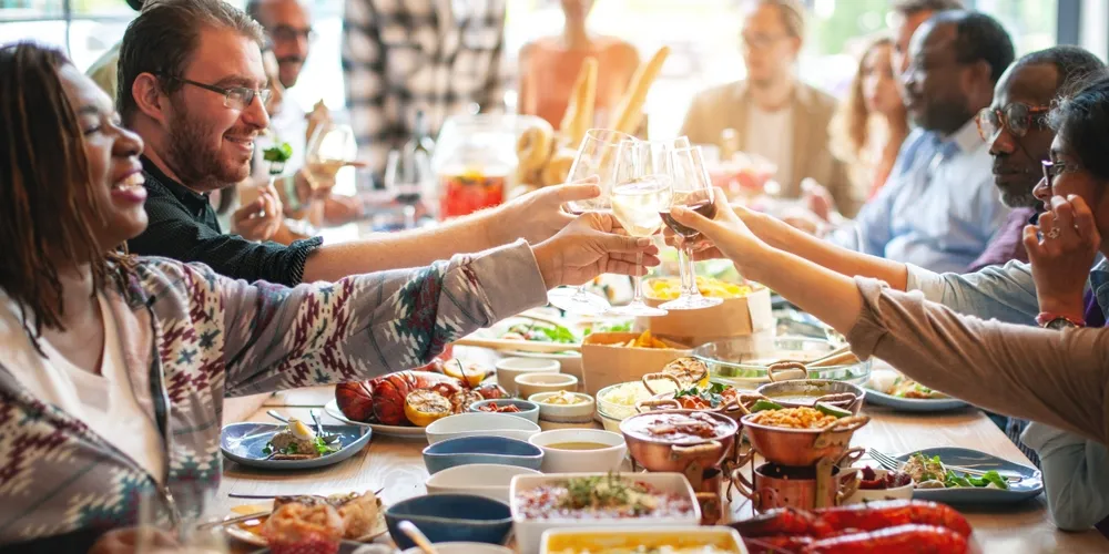 Mensen eten samen aan een gezellig gedekte tafel