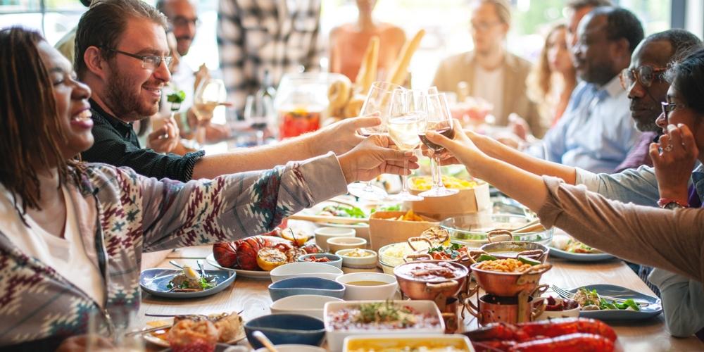 Mensen eten samen aan een gezellig gedekte tafel